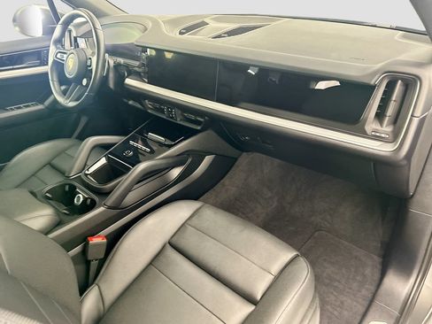 Used 2024 Porsche Cayenne AWD/4WD image 16