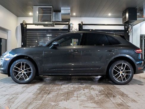 Certified 2022 Porsche Macan image 2