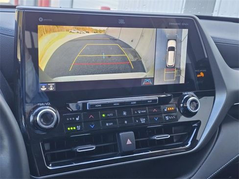 Used 2021 Toyota Highlander Limited image 18