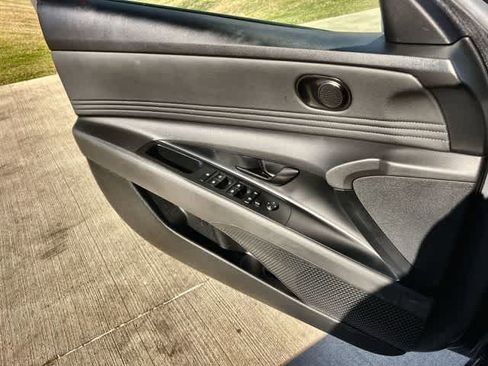 Used 2025 Hyundai Elantra Sport image 30