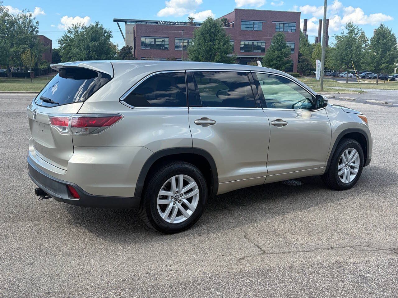 Used 2016 Toyota Highlander LE FWD image 6