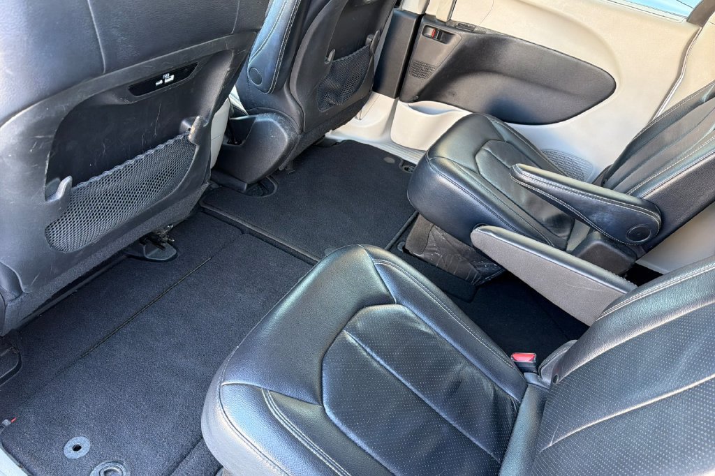 Used 2022 Chrysler Pacifica Touring-L FWD image 17