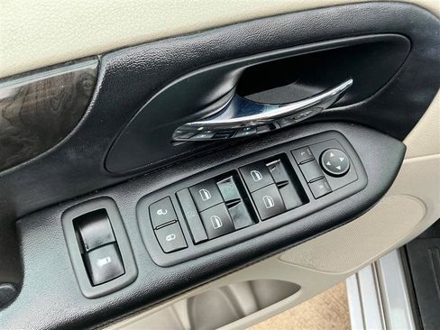 Used 2013 Dodge Grand Caravan SXT image 16