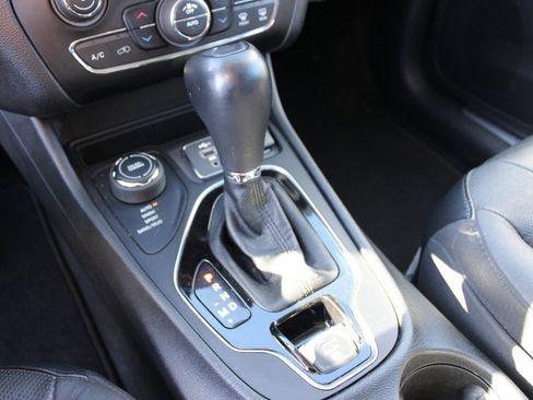 Used 2021 Jeep Cherokee Limited image 22