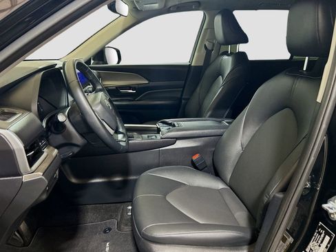 Used 2025 Toyota Grand Highlander AWD image 18