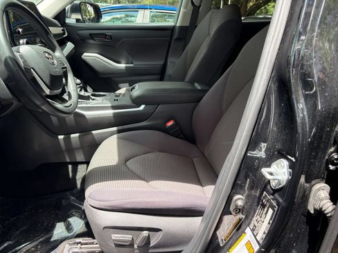 Used 2025 Toyota Highlander LE FWD image 29