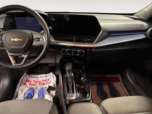 Used 2025 Chevrolet Trax LT w/ LT Convenience Package image 11