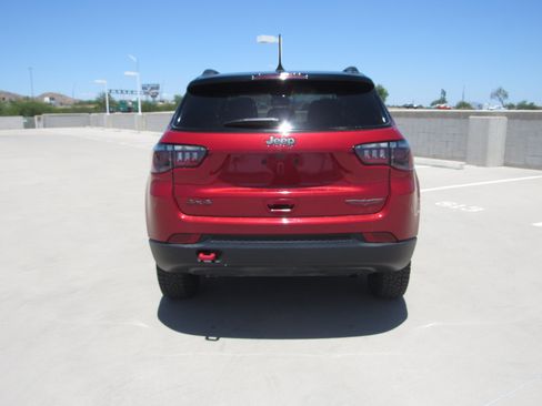 Used 2025 Jeep Compass Trailhawk AWD/4WD image 7