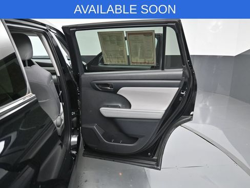 Used 2023 Toyota Highlander LE FWD image 36