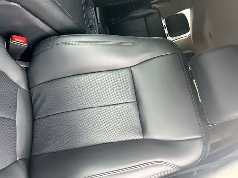 Used 2024 Ford Expedition XLT RWD image 19