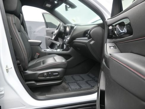 Used 2024 Chevrolet Traverse RS FWD image 17