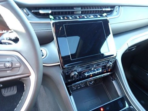 New 2025 Jeep Grand Cherokee Altitude image 19