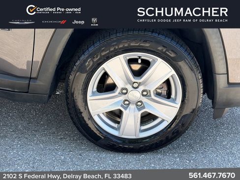 Certified 2022 Jeep Compass Latitude w/ Sun and Sound Group FWD image 9