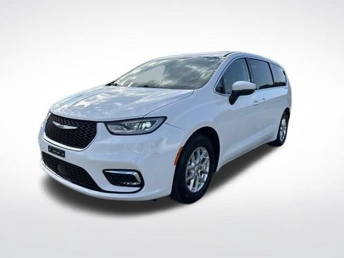 Used 2023 Chrysler Pacifica Touring-L FWD image 6