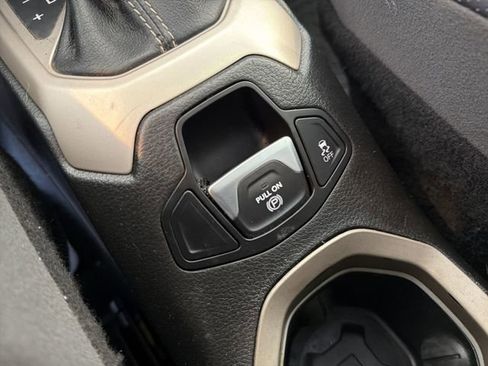 Used 2017 Jeep Renegade Limited image 28