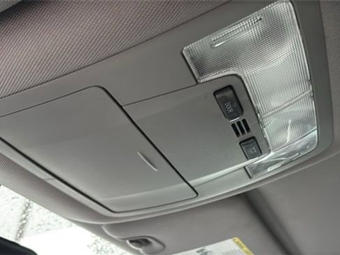 Used 2017 Toyota Highlander LE w/ Carpet Mat Package image 26