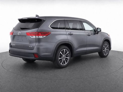 Used 2019 Toyota Highlander XLE FWD image 4