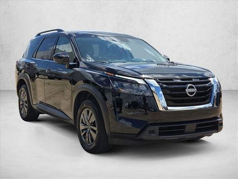 Used 2025 Nissan Pathfinder SV FWD image 3