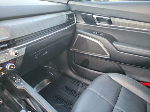 Used 2024 Kia Telluride EX w/ EX Captain's Chair Package AWD/4WD image 23