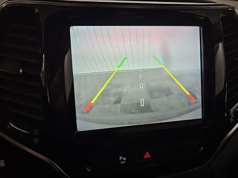 Used 2019 Jeep Cherokee Limited image 17