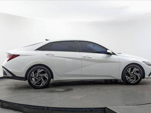 Used 2025 Hyundai Elantra Limited FWD image 9