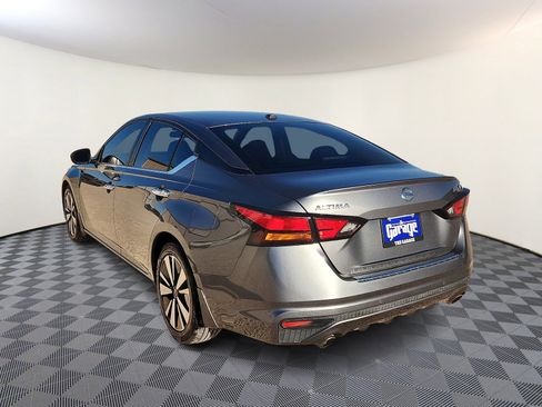 Used 2021 Nissan Altima 2.5 SV w/ SV Premium Package image 3
