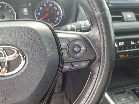 Used 2021 Toyota RAV4 XLE AWD/4WD image 32