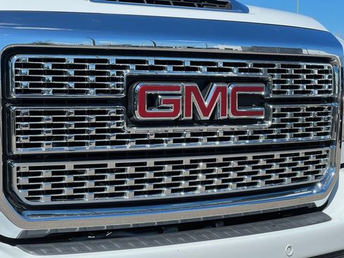 Used 2019 GMC Sierra 2500 Denali w/ Duramax Plus Package AWD/4WD image 50
