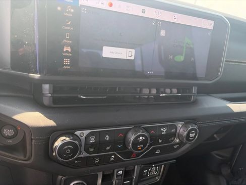 Used 2025 Jeep Gladiator Sport AWD/4WD image 23