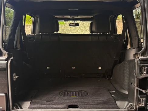 Used 2018 Jeep Wrangler Unlimited Sahara w/ Connectivity Group AWD/4WD image 39