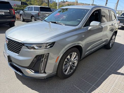 Used 2025 Cadillac XT6 Premium Luxury FWD image 2
