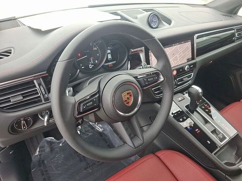 Used 2025 Porsche Macan image 4