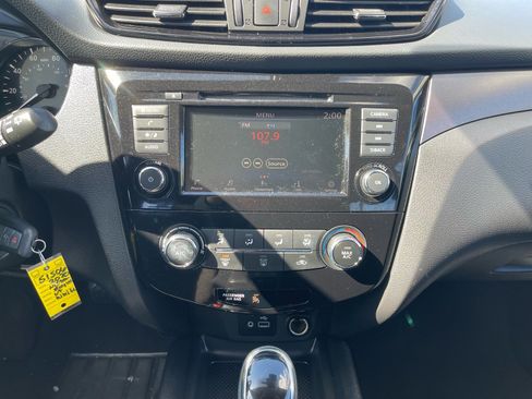 Used 2020 Nissan Rogue Sport S image 16