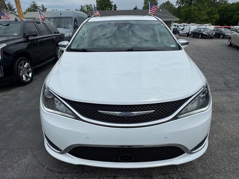 Used 2018 Chrysler Pacifica Limited w/ Advanced Safetytec Group FWD image 3