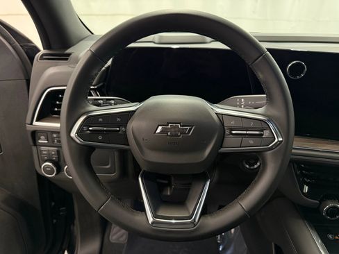 Used 2025 Chevrolet Suburban Z71 image 12