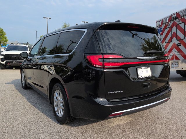 Certified 2025 Chrysler Pacifica Select FWD image 6