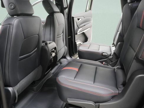 New 2026 Chevrolet Traverse RS w/ LPO, Floor Liner Package AWD/4WD image 28