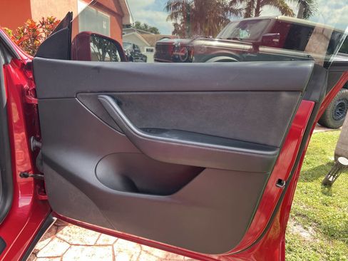 Used 2022 Tesla Model Y Long Range image 16