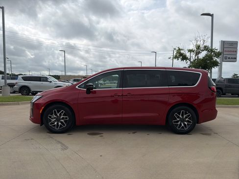 New 2027 Chrysler Pacifica Limited FWD image 2
