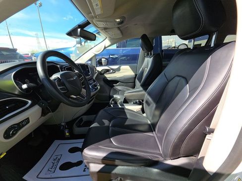 Used 2024 Chrysler Pacifica Touring-L FWD image 9