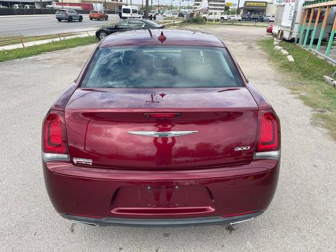 Used 2018 Chrysler 300 Touring w/ Sport Appearance Package image 4