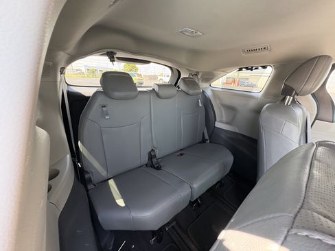 Used 2022 Toyota Sienna Limited FWD image 17