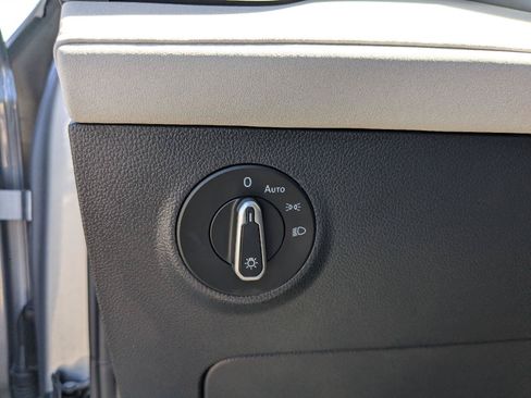 Used 2025 Volkswagen Taos SE FWD image 19