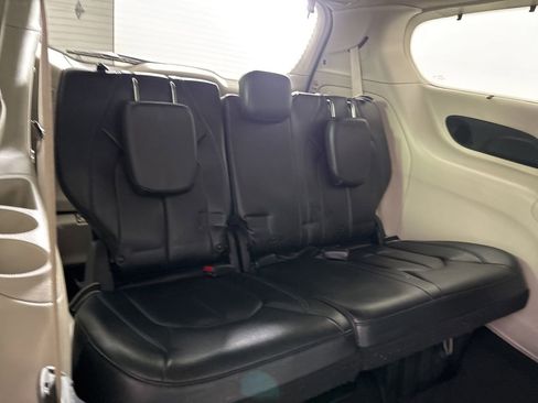 Used 2021 Chrysler Pacifica Touring-L w/ Uconnect Theater Family Group image 27