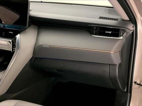 Used 2024 Toyota Venza XLE image 23