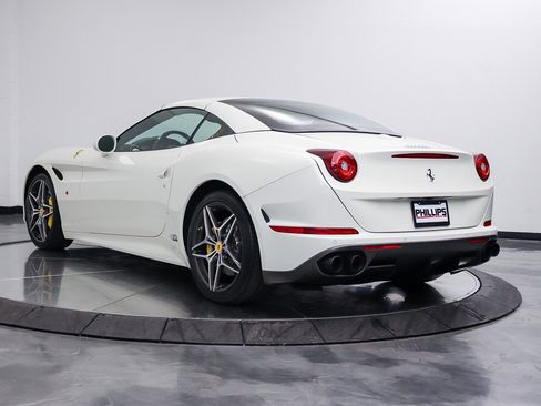 Used 2017 Ferrari California T RWD image 4