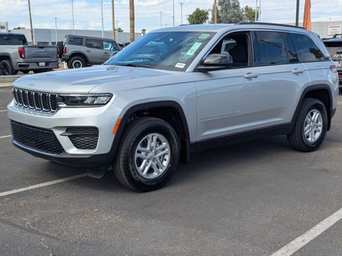 New 2025 Jeep Grand Cherokee Laredo w/ Luxury Tech Group I image 5