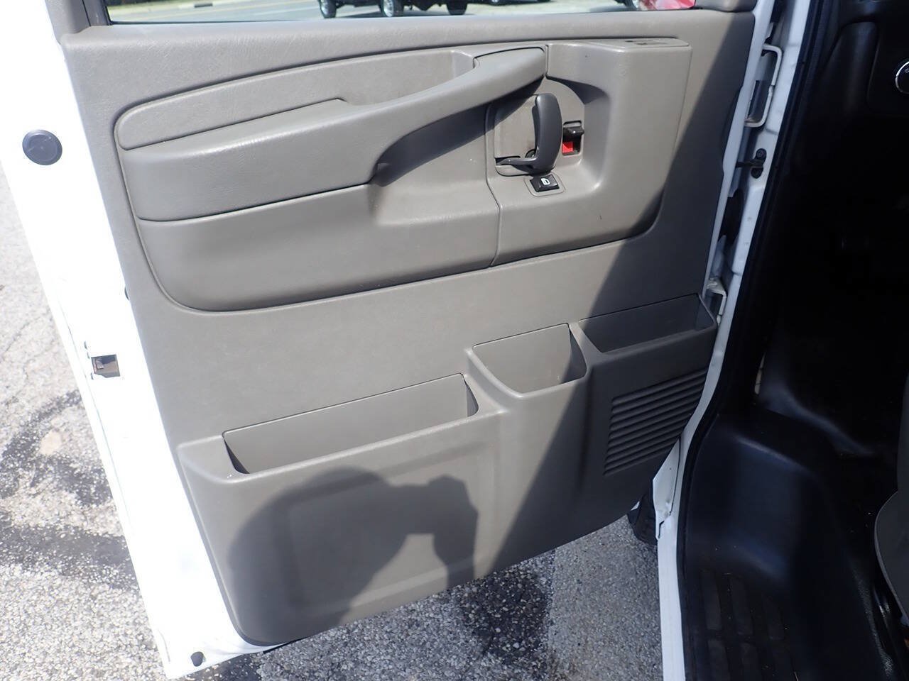 Used 2014 Chevrolet Express 2500 RWD image 8