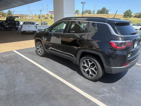 Used 2025 Jeep Compass Limited AWD/4WD image 2