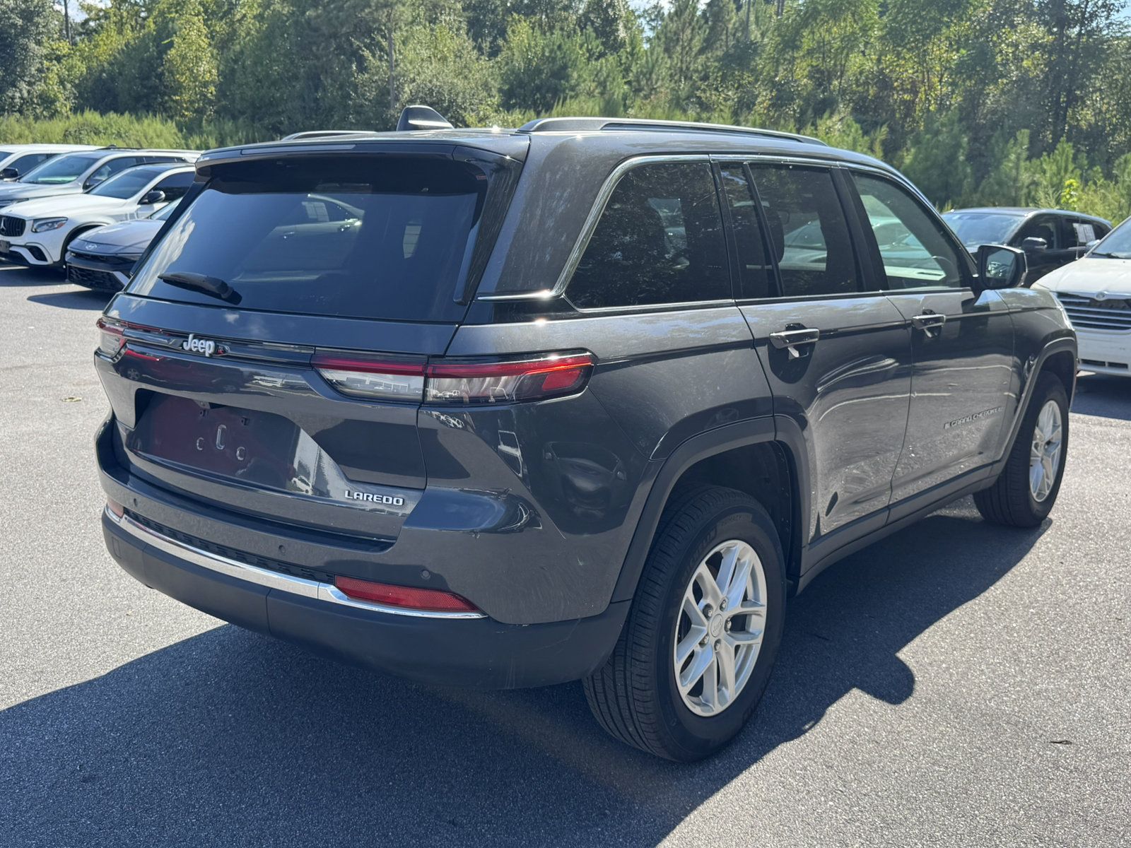 Used 2025 Jeep Grand Cherokee Laredo X w/ Luxury Tech Group I RWD image 5